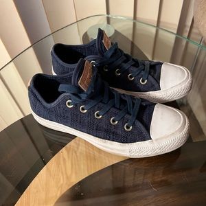 Woman size 6 Converse